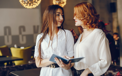 deux-femmes-affaires-dans-cafe