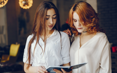 deux-femmes-affaires-dans-cafe(1)